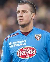 All'età di 17 anni debutta in prima squadra con la quale vince i campionati di clausura 2002 , 2003 e 2004 totalizzando 16 reti in 70 partite disputate, di cui 13 in 56 gare di campionato. Maxi Lopez