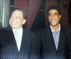 تحكي المسرحية قصة زعيم عربي، قام بدوره عادل إمام، حيث كان رئيس جمهورية ديكتاتوري، وفي نفس الوقت يقوم إمام بدور آخر عبارة عن رجل بسيط من الشعب، وسلطت المسرحية الضوء على الأنظمة التسلطية، وأوضاع الفساد فيها. Ø§Ù„Ø²Ø¹ÙŠÙ… Ø¹Ø§Ø¯Ù„ Ø¥Ù…Ø§Ù… ØªØ±Ø¨Ø¹ Ø¹Ù„Ù‰ Ø¹Ø±Ø´ Ø§Ù„ÙƒÙˆÙ…ÙŠØ¯ÙŠØ§ Ù…Ù†Ø° Ø£ÙƒØ«Ø± Ù…Ù† Ù†ØµÙ Ù‚Ø±Ù† Shrouro