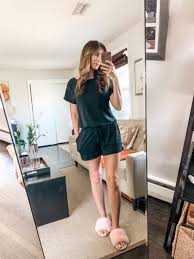 One of the telltale signs of a fake tan gone wrong is orange streaks and discoloration on your palms or knuckles. How To Get Rid Of Fake Tan Dots On Legs And Get A Natural Looking Tan