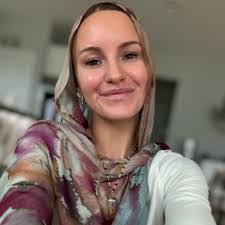 Laurie Daye's Instagram, Twitter & Facebook