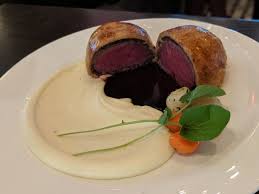 The world's first hell's kitchen restaurant, inspired by gordon ramsay's hit tv series hell™s kitchen turns up the heat at caesars palace las vegas hotel & casino. Oc Gordan Ramsay S Beef Wellington And Pureed Potatoes Foodporn