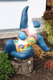 Nana Figur In Anlehnung An Die Bekannte Kunstlerin Niki De Saint Phalle Selbstgemacht Aus Beton In Aufbau Modelliertechni Skulpturen Kreativ Bekannte Kunstler