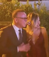 Un saluto ai fan e poi via al fianco della sua nuova fiamma. Xaezatpmy0rejm