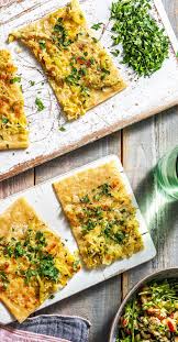 Knuspriger Flammkuchen Mit Porreegemuse Rezept Hellofresh Rezept Essen Kochen Rezepte Porree