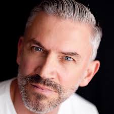 Capelli grigi sfumati con ciuffo lungo davanti e rasatura su un lato. Capelli Grigi Uomo Tendenze Colori E Sfumature Del 2019