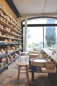 L Atelier Des Potiers Visite Privee Les Bons Details Ceramiccafe L Atelier Des Potiers Visite Privee Phot Ceramic Cafe Pottery Workshop Pottery Studio