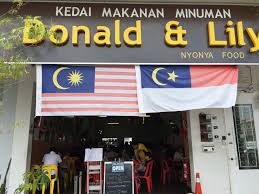 The shaved ice comes smooth and with the red beans and chendol in it; Donald Lily Nyonya Food Melaka Overrated 100 Times Per Fyi