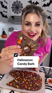 🎃 LEFTOVER HALLOWEEN CANDY BARK Melt chocolate chips and pour over a  baking sheet lined with parchment paper. Add your favorite Halloween  candies