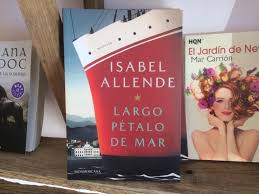 En plena guerra civil española, el joven médico víctor dalmau, junto a su amiga pianista roser bruguera, se ven obligados a abandonar barcelona, exiliarse y cruzar los pirineos rumbo a francia. Largo Petalo De Mar De Isabel A Llende El Mirador