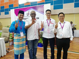 Sebagai bantahan terhadap tangkapan ke atas dua rakan mereka semua adun pakatan rakyat perak hari ini mengenakan pemakaian pakaian serba hitam pada istiadat pembukaan dun perak. Cabaran Empat Penjuru Parlimen Klang Dun Pelabuhan Klang Selangorkini