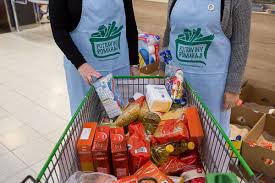 Sbírka potravin je organizována v jednotlivých krajích potravinovými bankami a českou federací potravinových bank ve spolupráci se svazem obchodu a cestovního ruchu a asociací společenské. Do Sbirky Potravin Se Od Rana Zapojily Desetitisice Lidi Nekteri Daruji I Cely Nakup Aktualne Cz