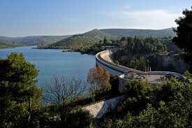 Ο «πεζοπορικός ορειβατικός σύλλογος πετρούπολης» την κυριακή 10 δεκεμβρίου θα πραγματοποιήσει πεζοπορική εκδρομή στη λίμνη μαραθώνα στο φαράγγι της οινόης. 5 Yperoxes Diadromes Gia Boltes Me Podhlato Passenger