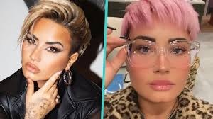 19.11.2020 · demi lovato unveils her new blonde hair inspired by fairytale character demi lovato just went for a second 19.11.2020 · demi lovato is capping off her 'rollercoaster' 2020 with a fierce new hairstyle. Demi Lovato Debuts Pastel Pink Pixie Cut Access