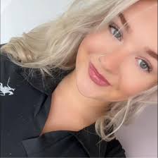 Is there anybody who can recommend good portrait artists? Thanks in advance 