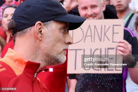 Harry Kane of Bayern Munich interacts with his wife Katie Goodland... News  Photo