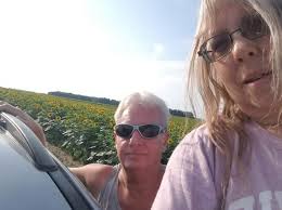 Its that time of the year again, The Sunflowers are in full bloom and they  are gorgeous! However, the blooms will likely only last a short  time.....maybe 10 to 14 days, but