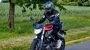Sie berechtigt zum führen von motorrädern bis 25 kw motorleistung und einer leermasse der maschine von mindestens 6,25 kg pro kw (ab. Mit Dem Autofuhrerschein Motorrad Fahren Eine Bilanz Br24