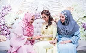 Artis tempatan seperti kaka azraff dan fasha sandha turut memilih busana tradisional sebagai pakaian. Hati Tertambat Kala Terpandang