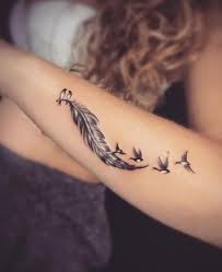 This tattoo is commonly found on the elbow, signifying sitting around so long with your elbows on the table that a spider made a web on your elbow, though it can also be located on the neck. 130 Feder Tattoos Ideen Feder Tattoo Federtattoos Tattoos