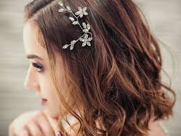 Modèles de coiffures et coupes pour … piquetée en relief effilée carrée frangée ou dégradée avoir une coupe de cheveux courts c'est intéressant et facile à entretenir. 7 Idees De Coiffures De Mariage Quand On A Les Cheveux Courts