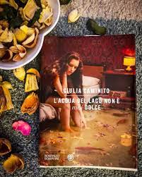 L'autrice candidata allo strega risponde ai nostri interrogativi! L Acqua Del Lago Non E Mai Dolce Giulia Caminito La Nostra Recensione
