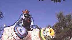 With the help of the hatter, he will have to build a #rocket 🚀 at the garden of tarots, in order to be able to travel to a new planet filled with creative energies! Italien Tarot Garten Das Orakel Der Niki De Saint Phalle Reise Sz De