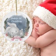 Primer adorno navideño para niña, personalizado con el nombre y el año del  bebé, dulce conejo durmiendo, diseño original de Rebecca Bryan.
