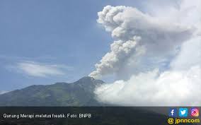 Detik detik gunung merapi meletus terlihat kilatan petir di puncak kawah. Berita Terupdate Gunung Merapi Meletus Lagi Jpnn Com