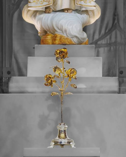 Rosa de Oro ofrecida por el Papa León XIV a Nuestra Señora de Fátima y el Santuario de Fátima el 11 de octubre de 2025, en Roma.