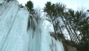 Eu chiar ieri am revenit de la cascadă și am văzut mai mulți șoferi care se cam chinuiau. Minune A Naturii In Romania Cascada Miresei Din Apuseni A IngheÈat Èi OferÄ Un Spectacol Magnific Click Mobile