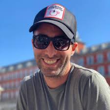 תיעוד בלעדי מהמנהרות בשוק נישיקי, קיוטו, מוצ"ש. יו"ר הכנסת אמיר אוחנה מתלבט  בין בקר לסושי. במסגרת "נסיעת עבודה". אני מניח שזה למען החטופים והחיילים.  חבל שאין סיכה. כל הנסיעות הללו על חשבוננו.