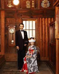 大正時代のカップルみたい ロマンを感じる タキシード 和装 のコーディネートが斬新 marry マリー 角隠し ウェディング レトロ 結婚式 前撮り ポーズ 和装