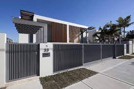 Untuk itu dibuat tinggi agar hanya pemilik dan pemegang kunci pagar yang bisa masuk. 8 Model Pagar Besi Minimalis Untuk Rumah Modern Dan Berkelas