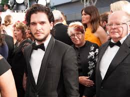 25+ pictures inside of kit harington walking his dog in london… The Wacky Kit Harington Bailarina Raven Kit Harington And His Parents Kit Harington Kit Harrington Kit