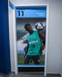 Douglas costa de souza (born 14 september 1990) is a brazilian footballer who plays as a winger for bundesliga club bayern munich, on loan from serie a club juventus, and the brazil national team. Mi3uvxgufs9dkm