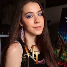 Lisa Lupton's Instagram, Twitter & Facebook