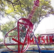 Sehingga tentu saja banyak ditemukan berbagai ornamen alat musik. 11 Taman Tempat Nongkrong Yang Asik Di Bandung Wisatalova