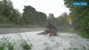 In der region reutlingen wurden fünf menschen bei einem unwetter verletzt. Unwetter Mit Hagel Auf Der Alb 18 06 2019 Youtube