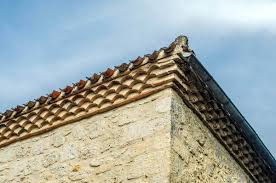 Une toiture dépasse toujours la façade, qu'elle soit en pente ou plate : Genoise Architecture Wikipedia