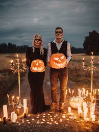 Frame your masterpiece for all to see! Ooh Spooky Chilling Halloween Ideas For Your Wedding Green Wedding Shoes