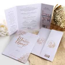 Untuk membuat surat undangan pesta pernikahan yang bagus, pada bagian sampul sebaiknya langsung disebutkan nama pengantin yang akan melangsungkan. 10 Desain Kartu Undangan Pernikahan Yang Simple Tokopedia Blog