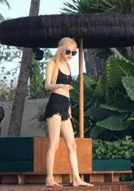 In 2012 she moved back to korea after finishing first place in yg's. 191228 Rose Spotted In Bali Blackpink