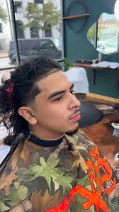 NO TRIPPIN OUT NOW !! @trenchboyjio came to get that golden fade 🏆