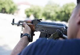 (2) prezenta lege nu se extinde asupra regimului armelor militare din dotarea autorităţilor administraţiei publice care au competenţe în domeniul apărării naţionale, securităţii statului şi ordinii publice, al căror regim este reglementat prin legi şi acte normative speciale. S A Modificat Regimul Armelor È™i MuniÈ›iilor Realitatea De Craiova