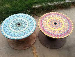 1001 Idees Astuces Brico Pour Creer Une Table En Touret Table Basse Touret Bobines De Laine Table Mosaique