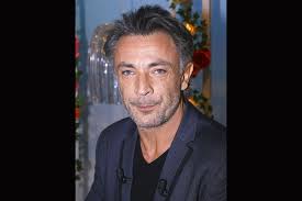 Frédéric deban est comédien pour le cinéma et la télévision (sous le soleil, les cœurs brûlés, etc.) qui ont fait de lui un acteur populaire. Frederic Deban L Acteur De Sous Le Soleil Est Devenu Sourd