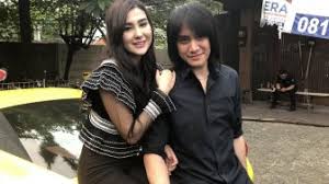 Sedih kevin aprilio dan vicy melanie tidak bisa melangsungkan resepsi pernikahan cumicam. Pernikahan Kevin Aprilio Dan Vicy Melanie Tetap Digelar Tapi