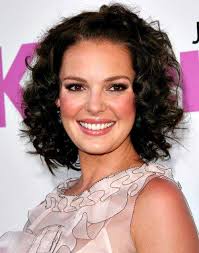 The jaw is narrower than the cheekbones. 10 Super Short Curly Hairstyles For Oval Faces Short Hairstyles Haircuts 2019 2020