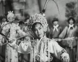 早年居於 澳門 ，入讀勵群小學；從小愛好 粵劇 ，她於1946年，14歲時出道，李香琴正式踏足 舞台劇 ，曾有「二幫王」（「二幫」即粵劇中的第一女配角）之稱，與當時九位著名「二幫花旦」合稱 九大姐 。. Zawli1cadoq3rm