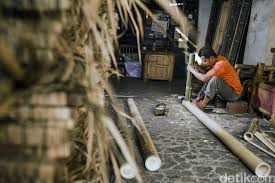 Pertama, anda mencari bambu dengan diameter besar, karena dalam membuat peralatan bambu anda harus menggunakan bambu yang cukup besar. Pengrajin Bambu Masih Eksis Di Jakarta